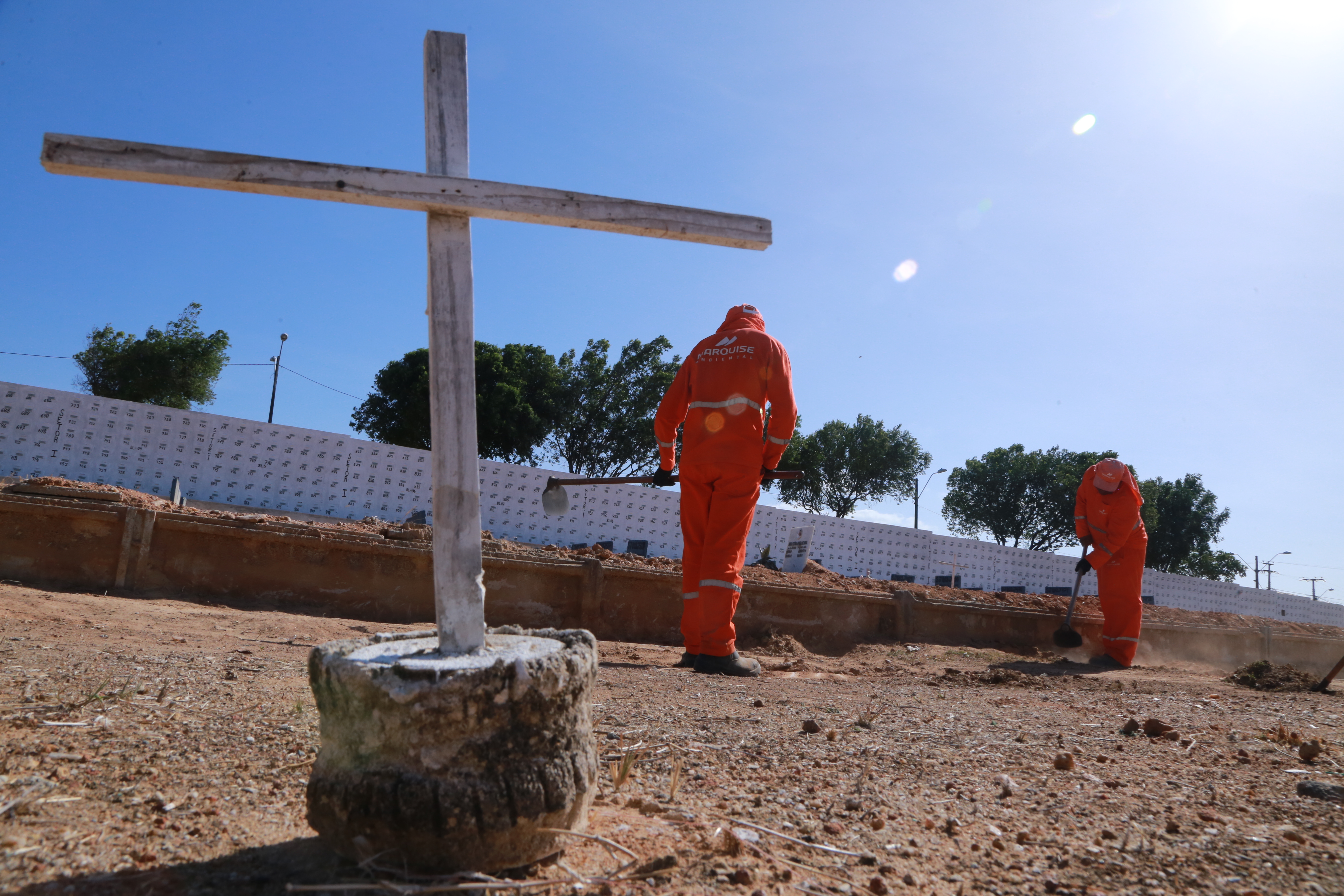 operários trabalhando na limpeza de uma cemitério